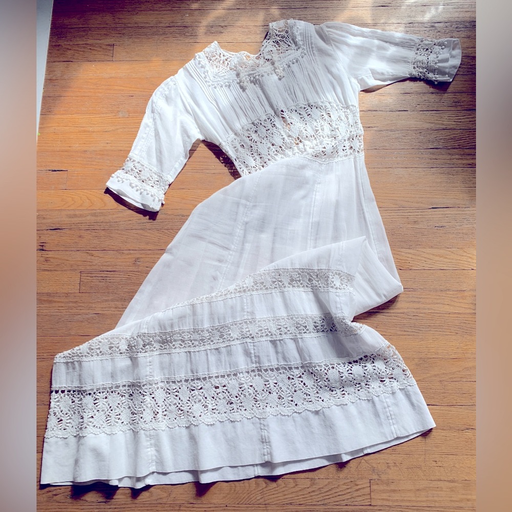 Beautiful Antique 100% Cotton&Lace Dress Embroidered Bell flowers 🤍